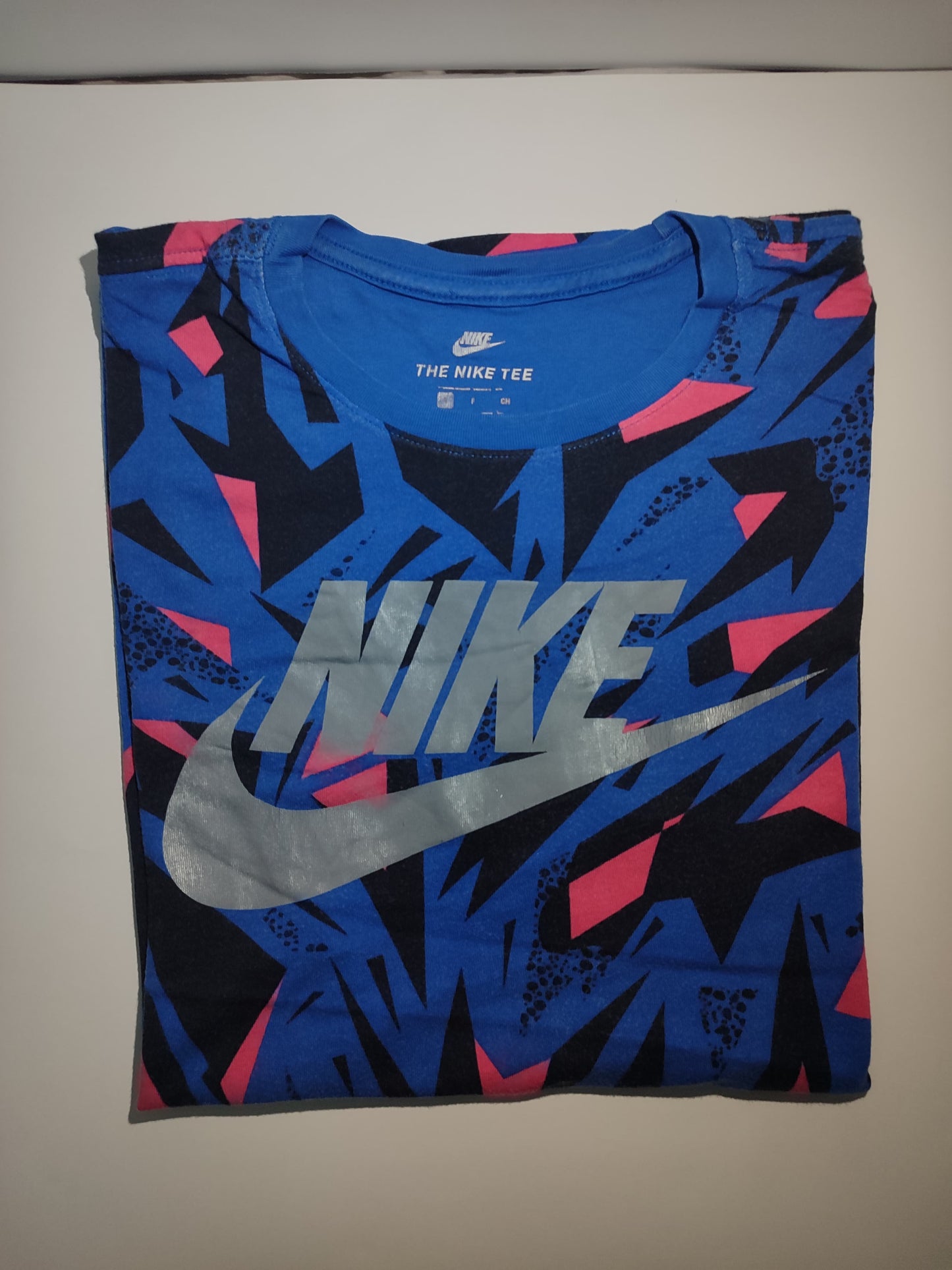 Original Nike Graphic T-Shirt – Bold & Stylish Look